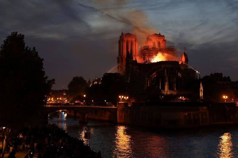 Dos tercios de la techumbre de la catedral de París se han quemado con el incendio del 15 de abril de 2019