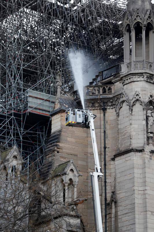 Dos tercios de la techumbre de la catedral de París se han quemado con el  incendio de Notre Dame  del 15 de abril de 2019