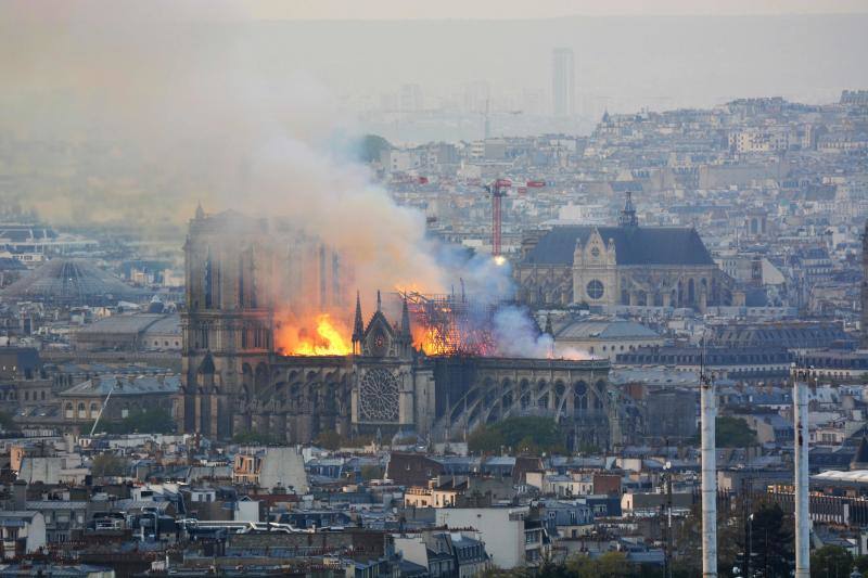 Dos tercios de la techumbre de la catedral de París se han quemado con el incendio del 15 de abril de 2019