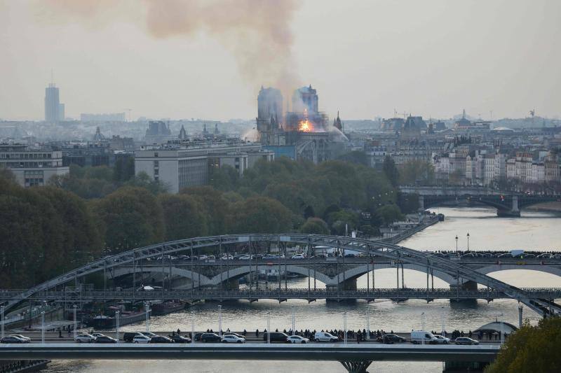 Dos tercios de la techumbre de la catedral de París se han quemado con el incendio del 15 de abril de 2019