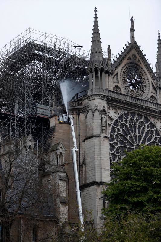 Dos tercios de la techumbre de la catedral de París se han quemado con el  incendio de Notre Dame  del 15 de abril de 2019