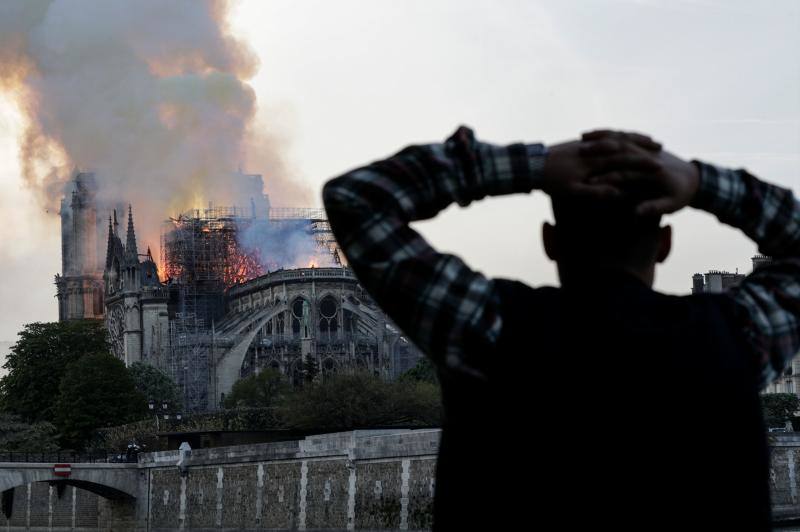 Dos tercios de la techumbre de la catedral de París se han quemado con el incendio del 15 de abril de 2019