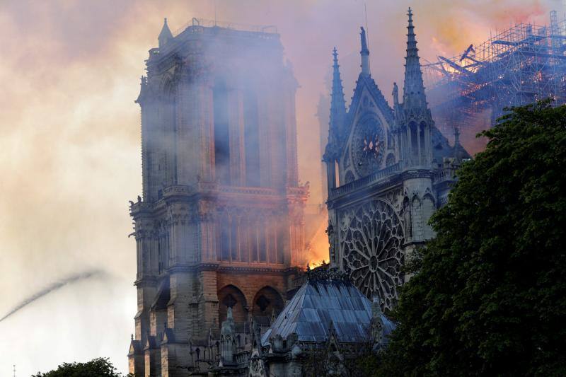 Dos tercios de la techumbre de la catedral de París se han quemado con el incendio del 15 de abril de 2019