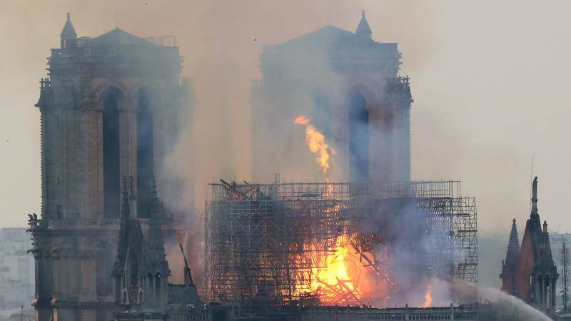 Dos tercios de la techumbre de la catedral de París se han quemado con el incendio del 15 de abril de 2019