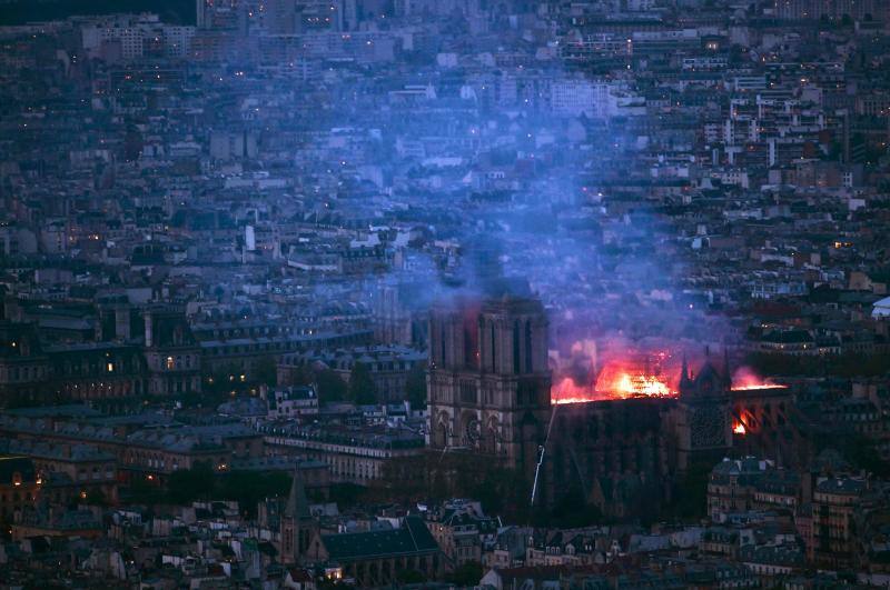 Dos tercios de la techumbre de la catedral de París se han quemado con el incendio del 15 de abril de 2019