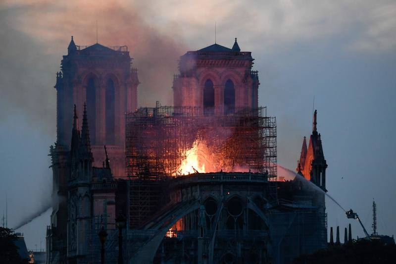 Dos tercios de la techumbre de la catedral de París se han quemado con el incendio del 15 de abril de 2019