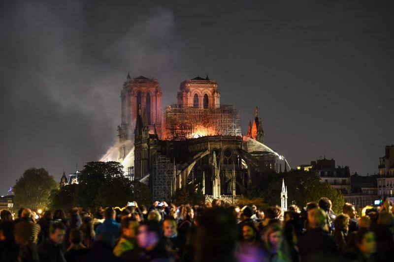 Dos tercios de la techumbre de la catedral de París se han quemado con el incendio del 15 de abril de 2019