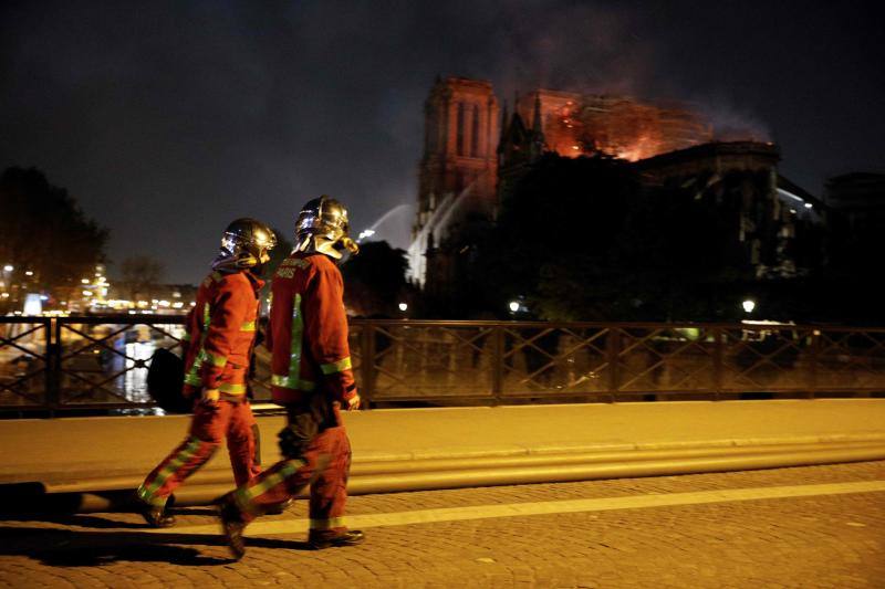 Dos tercios de la techumbre de la catedral de París se han quemado con el incendio del 15 de abril de 2019