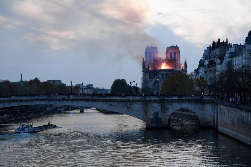 Dos tercios de la techumbre de la catedral de París se han quemado con el incendio del 15 de abril de 2019