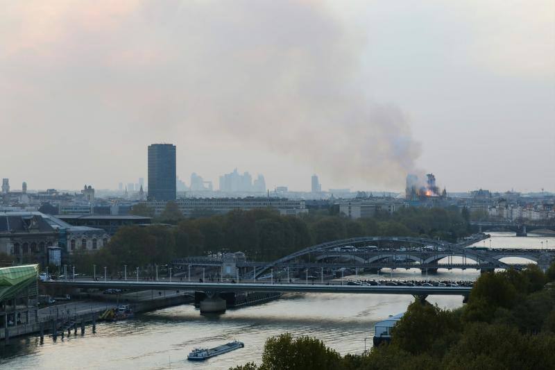 Dos tercios de la techumbre de la catedral de París se han quemado con el incendio del 15 de abril de 2019