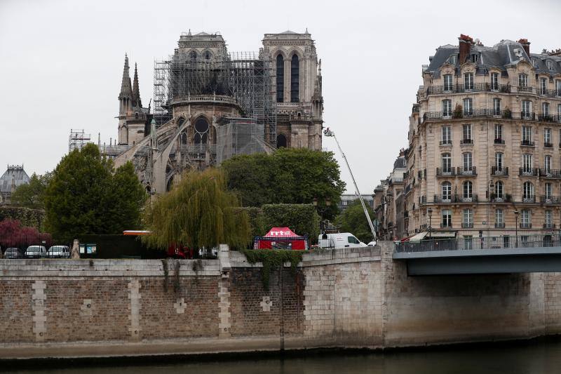 Dos tercios de la techumbre de la catedral de París se han quemado con el  incendio de Notre Dame  del 15 de abril de 2019