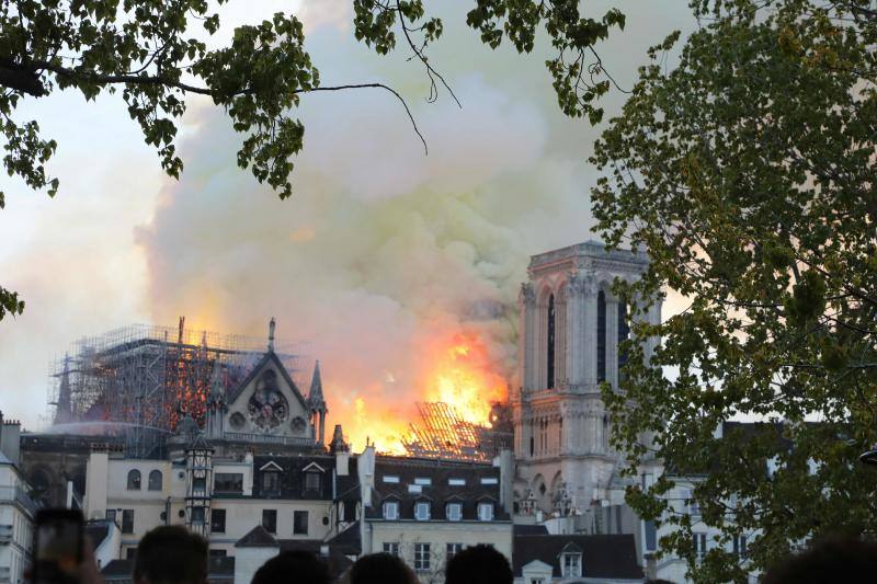 Dos tercios de la techumbre de la catedral de París se han quemado con el incendio del 15 de abril de 2019