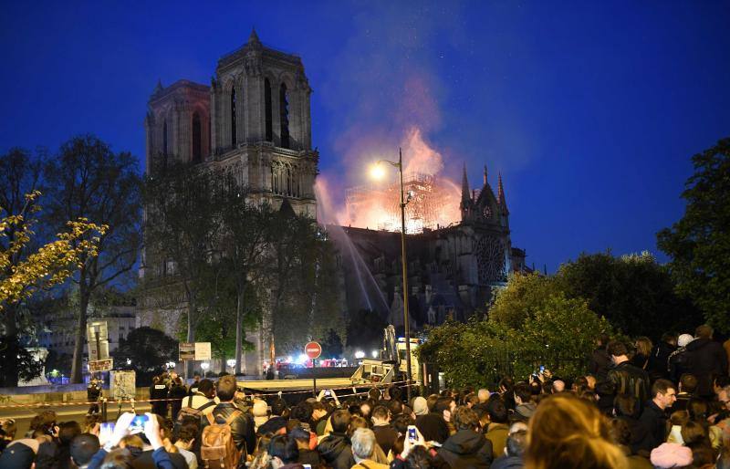 Dos tercios de la techumbre de la catedral de París se han quemado con el incendio del 15 de abril de 2019