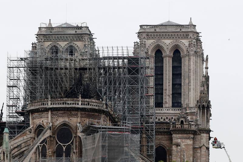 Dos tercios de la techumbre de la catedral de París se han quemado con el incendio del 15 de abril de 2019