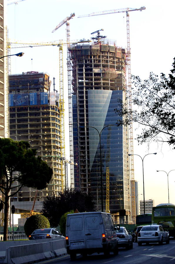 El rascacielos Torre Espacio, con 235 metros de altura, 57 plantas y una superficie total alquilable de 60.142 metros cuadrados, está gestionado por el grupo Villar Mir y alberga las embajadas de Australia, Canadá, Países Bajos y Reino Unido, además de sociedades como Red Bull, Equifax, AEB o Ufinet.