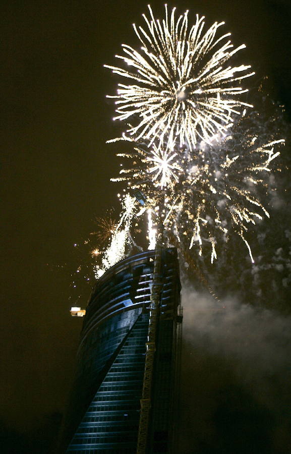 El rascacielos Torre Espacio, con 235 metros de altura, 57 plantas y una superficie total alquilable de 60.142 metros cuadrados, está gestionado por el grupo Villar Mir y alberga las embajadas de Australia, Canadá, Países Bajos y Reino Unido, además de sociedades como Red Bull, Equifax, AEB o Ufinet.
