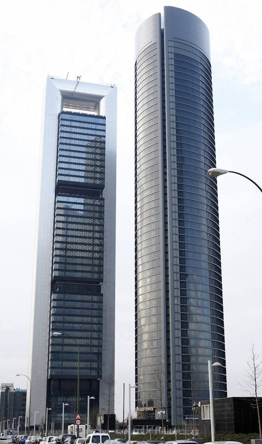 El rascacielos Torre Espacio, con 235 metros de altura, 57 plantas y una superficie total alquilable de 60.142 metros cuadrados, está gestionado por el grupo Villar Mir y alberga las embajadas de Australia, Canadá, Países Bajos y Reino Unido, además de sociedades como Red Bull, Equifax, AEB o Ufinet.