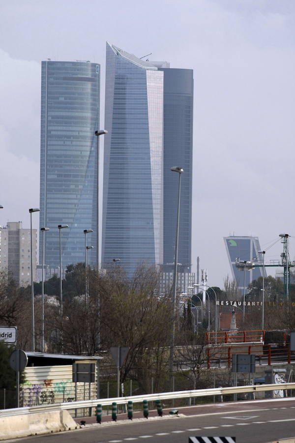 El rascacielos Torre Espacio, con 235 metros de altura, 57 plantas y una superficie total alquilable de 60.142 metros cuadrados, está gestionado por el grupo Villar Mir y alberga las embajadas de Australia, Canadá, Países Bajos y Reino Unido, además de sociedades como Red Bull, Equifax, AEB o Ufinet.