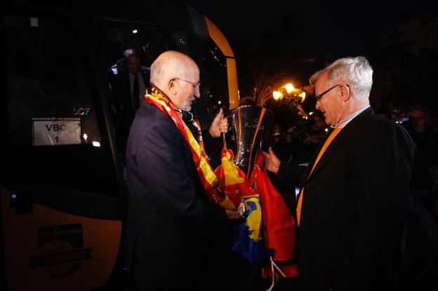 Juan Roig entrega la Copa a Joan Ribó. 