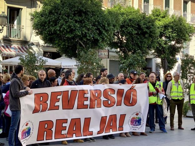 Sanitarios del departamento de salud de Dénia, en una protesta a las puertas del Palau de la Generalitat. 