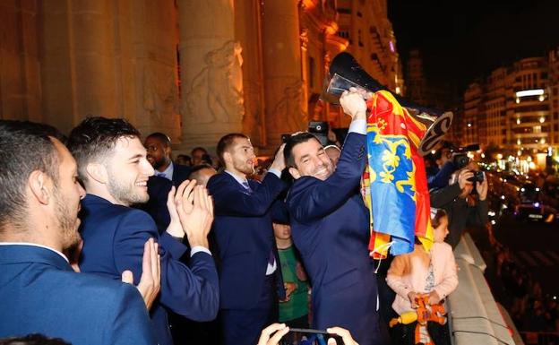 Rafa Martínez sonriente con la copa en el bacón del Ayuntamiento durante la celebración. 