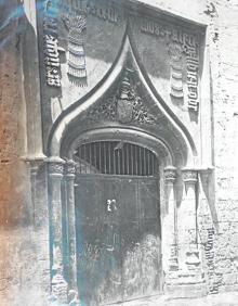 Imagen secundaria 2 - Edificio Mossén Sorell en 'El anunciador de Valencia' y portada de Mossén Sorell fotografiada por Laurent. | Fuego en el edificio de La Nau.