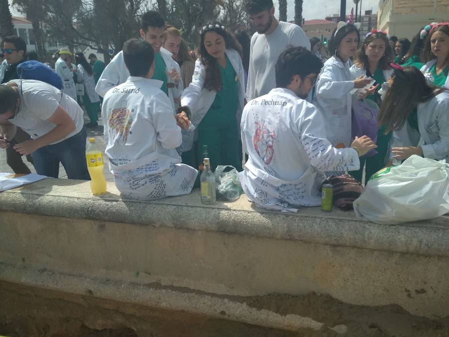 Fotos: Botellón en Valencia de alumnos de la facultad de Medicina