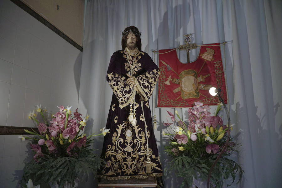 El Jueves Santo es el día en el que los valencianos acuden a contemplar los cristos y las dolorosas que se encuentran en las casas y locales de la Semana Santa Marinera. Además los Hermanos Mayores y la Junta Mayor realizan la visita a los Santos Monumentos albegados en el interior de las cuatro parroquias.