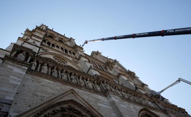Una grúa trabaja en la fachada de la catedral de Notre Dame este viernes. 