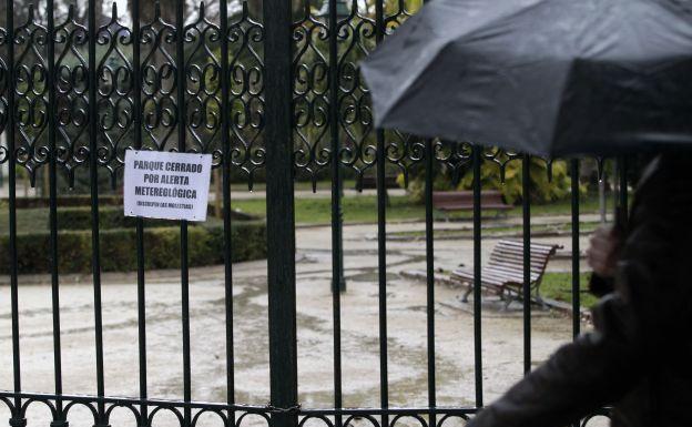 El Ayuntamiento de Valencia cierra los parques por lluvia y viento