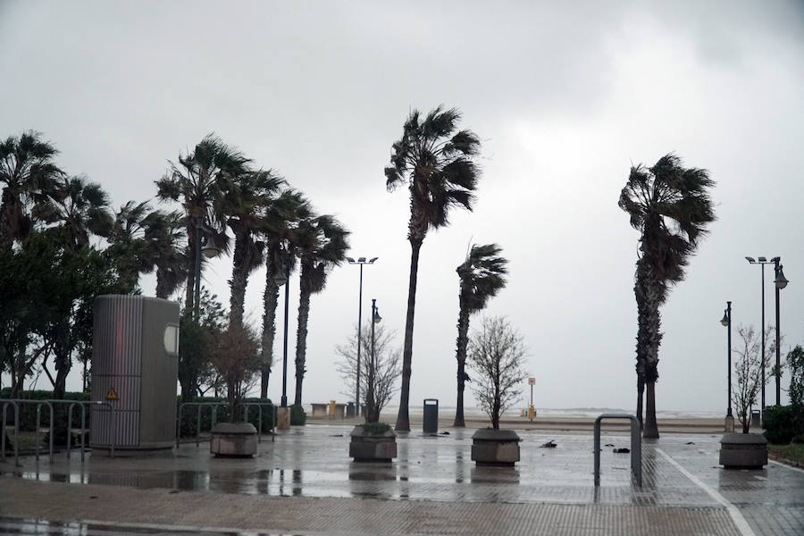 Viernes Santo pasado por agua en Valencia. 