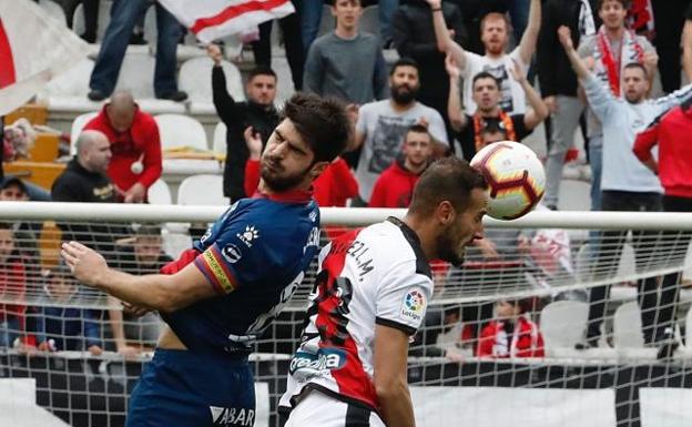 Una imagen del partido entre el Rayo y el Huesca.