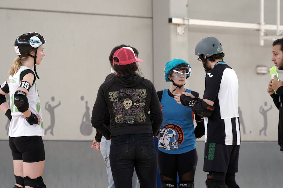 Valencia acoge este fin de semana (sábado y domingo) el mayor torneo de roller derby de España, un deporte femenino de patinaje de contacto. El Polideportivo de la Malvarrosa es el escenario de este espectacular evento. Las Rayo Dockers, el primer equipo de Valencia, se enfrentan a dos rivales internacionales: las Vienna Beasts (Austria) y las Atomium Kittens (Bélgica), para disputarse el ascenso en la clasificación europea. Además, el equipo B de la ciudad, las Rayo B-Lockers, en el que debutarán nuevas jugadoras, competirá contra las Rock 'n' Roller (Murcia) y las asturianas de La Güestia. La asistencia al evento es gratuita.