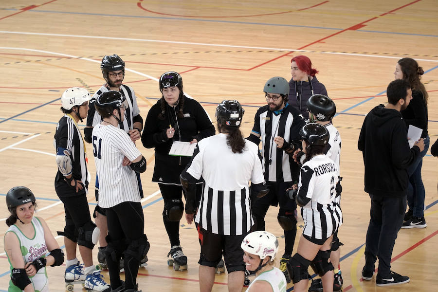 Valencia acoge este fin de semana (sábado y domingo) el mayor torneo de roller derby de España, un deporte femenino de patinaje de contacto. El Polideportivo de la Malvarrosa es el escenario de este espectacular evento. Las Rayo Dockers, el primer equipo de Valencia, se enfrentan a dos rivales internacionales: las Vienna Beasts (Austria) y las Atomium Kittens (Bélgica), para disputarse el ascenso en la clasificación europea. Además, el equipo B de la ciudad, las Rayo B-Lockers, en el que debutarán nuevas jugadoras, competirá contra las Rock 'n' Roller (Murcia) y las asturianas de La Güestia. La asistencia al evento es gratuita.