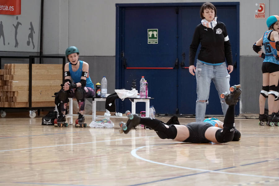 Valencia acoge este fin de semana (sábado y domingo) el mayor torneo de roller derby de España, un deporte femenino de patinaje de contacto. El Polideportivo de la Malvarrosa es el escenario de este espectacular evento. Las Rayo Dockers, el primer equipo de Valencia, se enfrentan a dos rivales internacionales: las Vienna Beasts (Austria) y las Atomium Kittens (Bélgica), para disputarse el ascenso en la clasificación europea. Además, el equipo B de la ciudad, las Rayo B-Lockers, en el que debutarán nuevas jugadoras, competirá contra las Rock 'n' Roller (Murcia) y las asturianas de La Güestia. La asistencia al evento es gratuita.