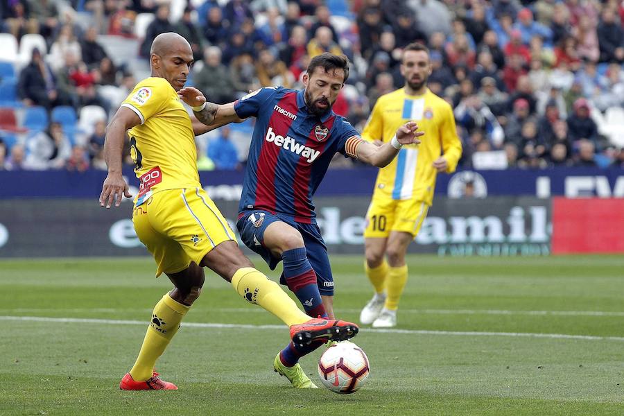 Edinaldo Gomes 'Naldo' disputa un balón con el jugador del Levante UD José Luis Morales.