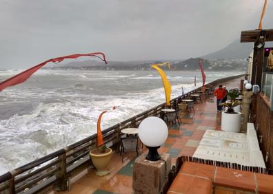 Imagen secundaria 1 - Imágenes del temporal en Dénia este domingo. 