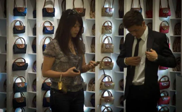 Una pareja de ciudadanos chinos en una tienda de artículos de lujo en Shanghái.