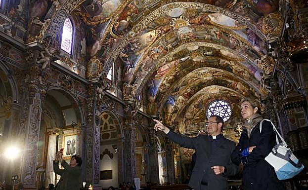 La Infanta Elena en la parroquia de San Nicolás.