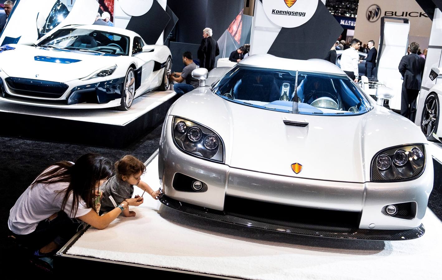 Un niño acaricia el guardabarros de un Koenigsegg CCX, en el Salón Internacional del Automóvil de Nueva York (Estados Unidos). El evento muestra mostrar decenas de novedades, entre nuevos modelos y prototipos, especialmente en el popular segmento de los todocaminos SUV. 