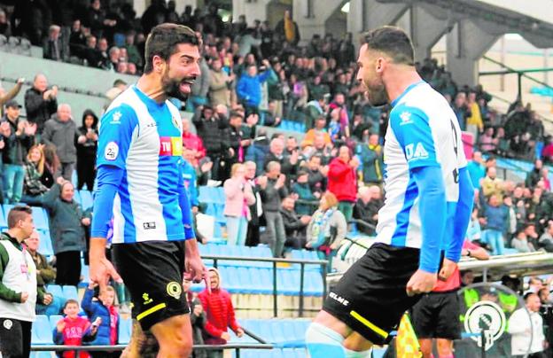 Carlos Martínez y Benja celebran uno de los dos tantos anotados ante el Sabadell en el Rico Pérez. 