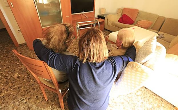 Pilar, a cargo de su abuela y su tía desde hace doce años.