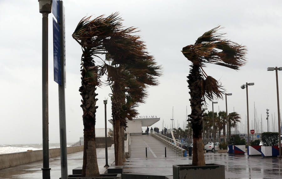 El temporal que ha sufrido la Comunitat esta Semana Santa ha golpeado con fuerza el litoral valenciano. El Marítimo y la playa de la Malvarrosa han soportado fuertes vientos que han empujado la arena, invadiendo el paseo.