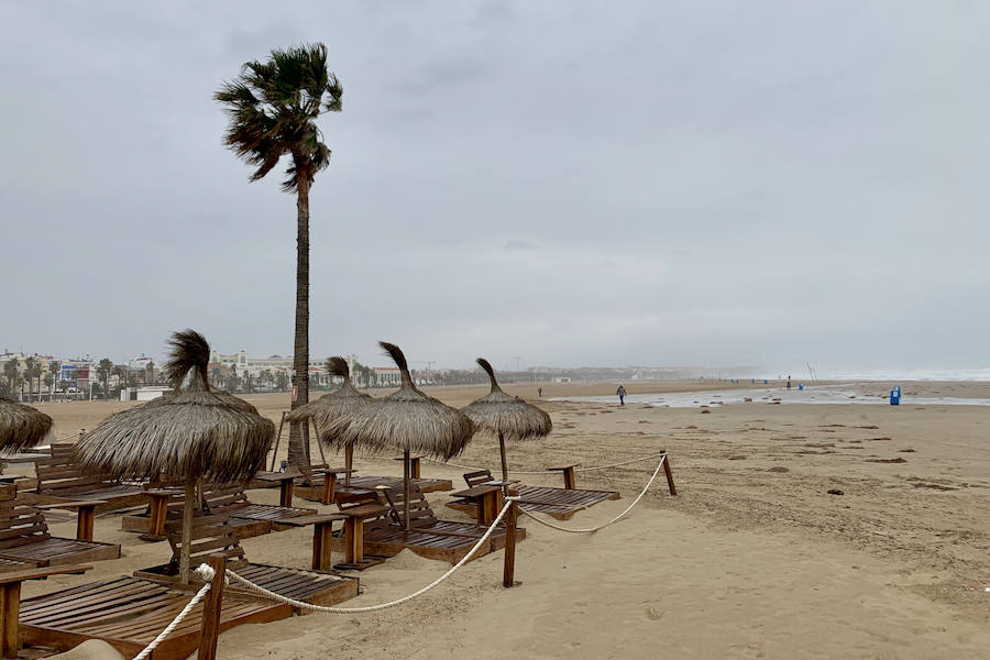 El temporal que ha sufrido la Comunitat esta Semana Santa ha golpeado con fuerza el litoral valenciano. El Marítimo y la playa de la Malvarrosa han soportado fuertes vientos que han empujado la arena, invadiendo el paseo.