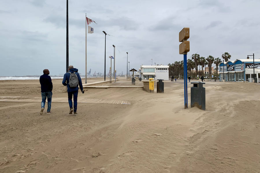 El temporal que ha sufrido la Comunitat esta Semana Santa ha golpeado con fuerza el litoral valenciano. El Marítimo y la playa de la Malvarrosa han soportado fuertes vientos que han empujado la arena, invadiendo el paseo.