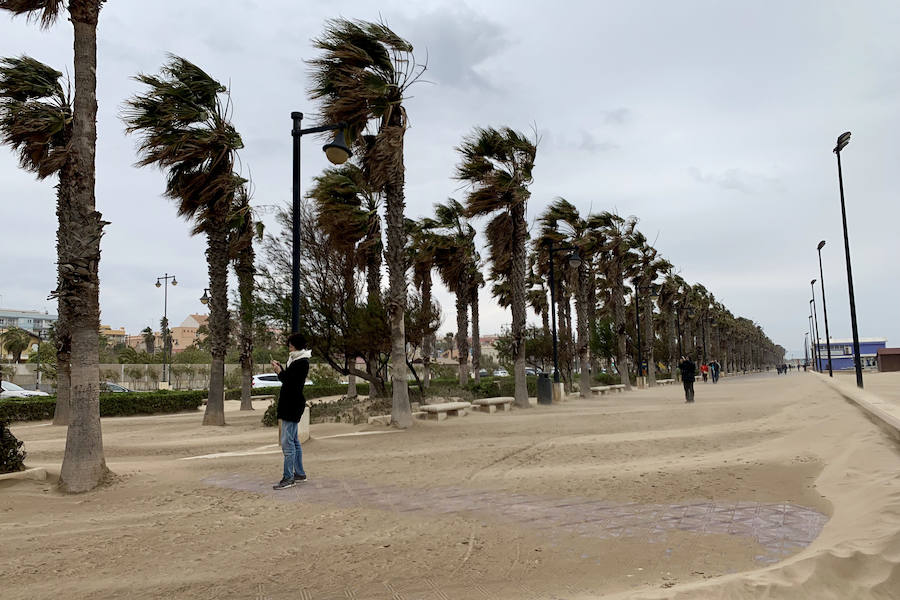 El temporal que ha sufrido la Comunitat esta Semana Santa ha golpeado con fuerza el litoral valenciano. El Marítimo y la playa de la Malvarrosa han soportado fuertes vientos que han empujado la arena, invadiendo el paseo.