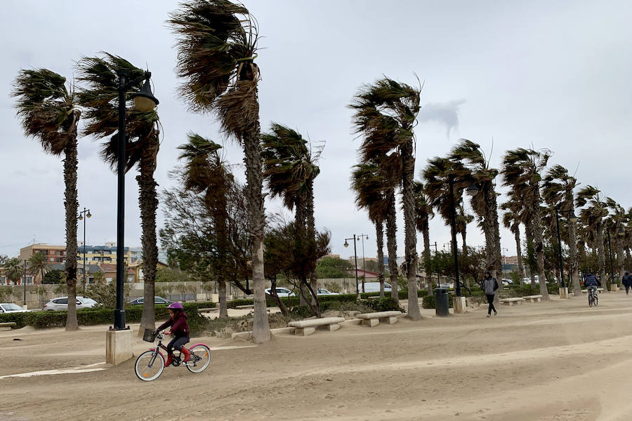 El temporal que ha sufrido la Comunitat esta Semana Santa ha golpeado con fuerza el litoral valenciano. El Marítimo y la playa de la Malvarrosa han soportado fuertes vientos que han empujado la arena, invadiendo el paseo.