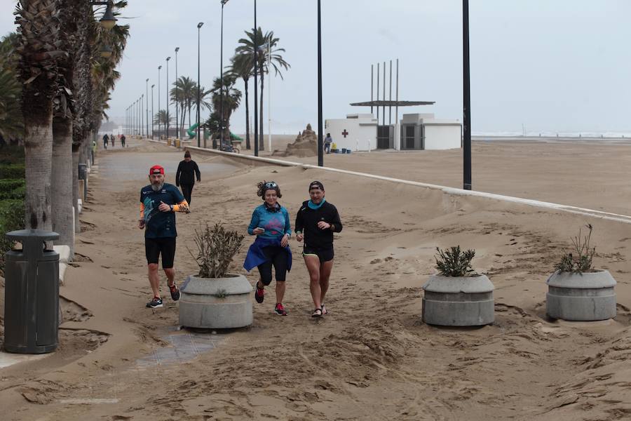 El temporal que ha sufrido la Comunitat esta Semana Santa ha golpeado con fuerza el litoral valenciano. El Marítimo y la playa de la Malvarrosa han soportado fuertes vientos que han empujado la arena, invadiendo el paseo.