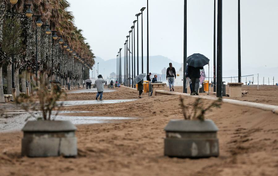 El temporal que ha sufrido la Comunitat esta Semana Santa ha golpeado con fuerza el litoral valenciano. El Marítimo y la playa de la Malvarrosa han soportado fuertes vientos que han empujado la arena, invadiendo el paseo.