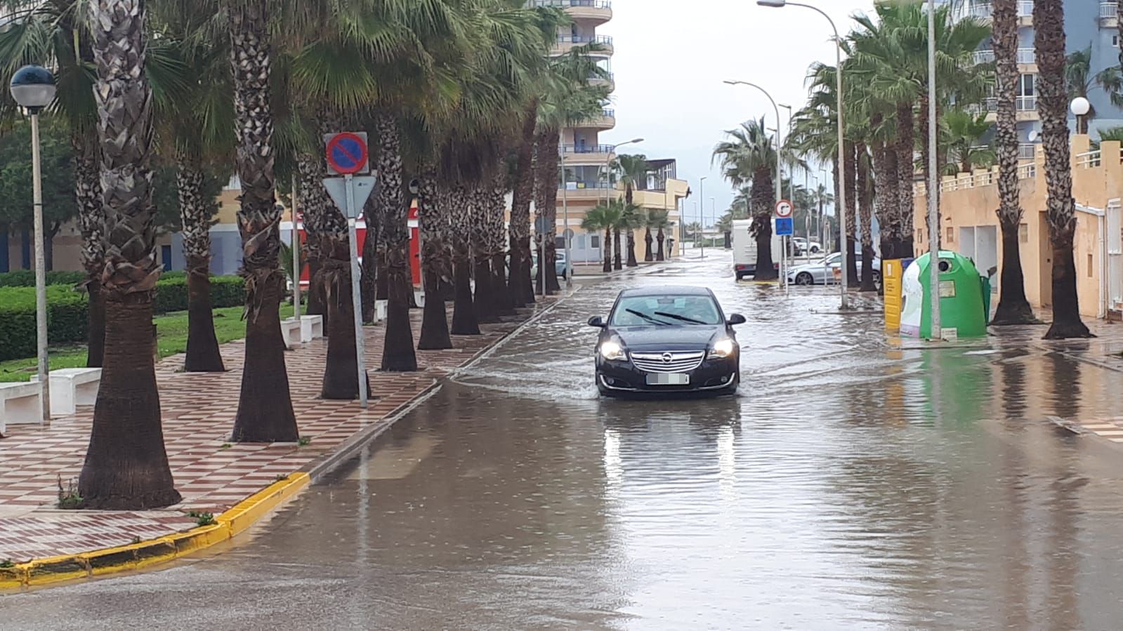 Un vehículo circulando esta mañana por las calles de la playa de la Goleta de Tavernes.